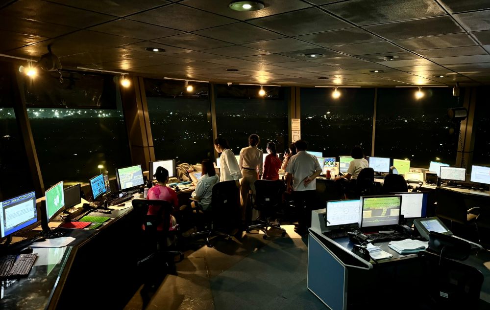 Kíp trực đêm tại Đài Kiểm soát không lưu Tân Sơn Nhất tập trung cao độ, phối hợp điều hành và bảo đảm an toàn hoạt động bay. Ảnh: VATM