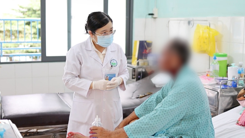 Just a few minutes after reusing the eye drop that once caused allergies, the 51-year-old man had blisters on his skin and many ulcerated mucous membranes. Photo: Hospital provided