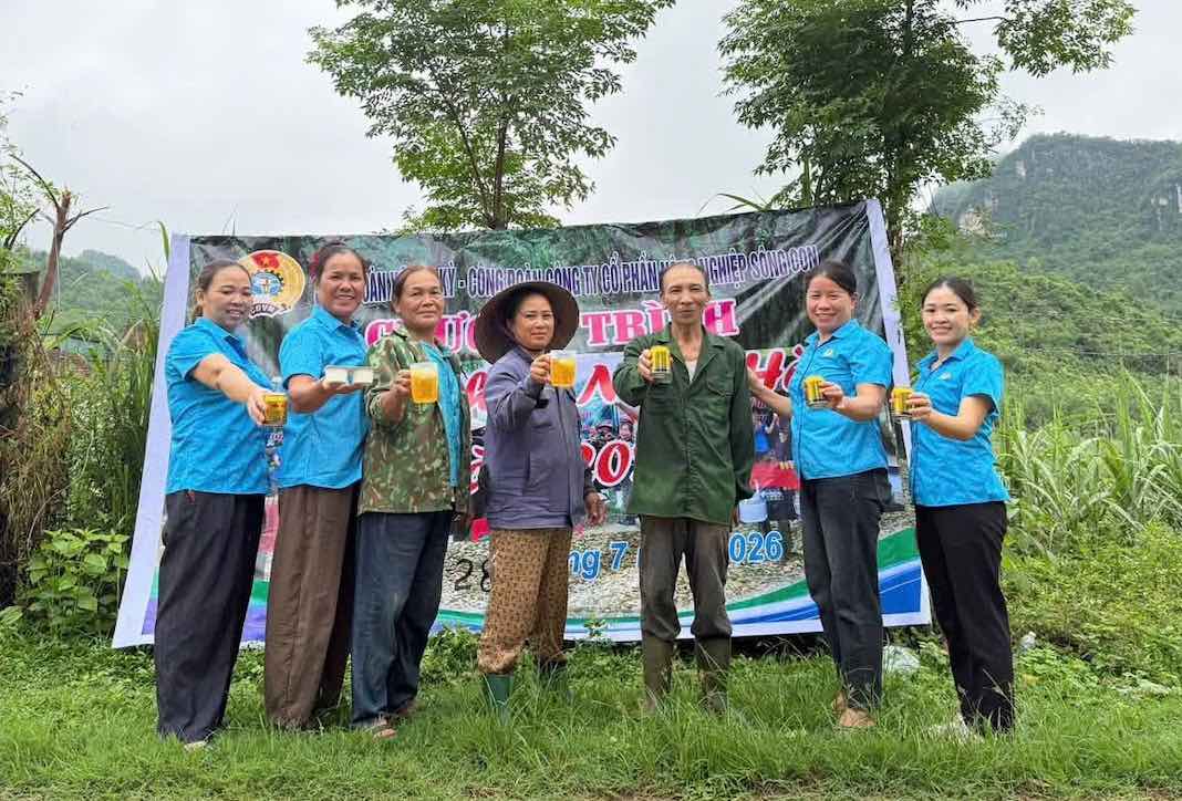 Song Con Tan Ky Trade Union accompanies workers through the "Hire Cooling Summer" program. Photo: Nghe An Trade Union