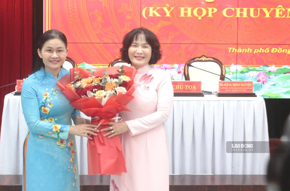 Dong Nai City leaders congratulate Ms. Nguyen Thi Cat Tien (right). Photo: HAC