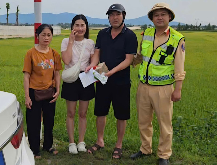 Quang Tri traffic police discovered a 200 million VND bag on the roadside and handed it back to the owner. Photo: Quang Tri Provincial Traffic Police Department