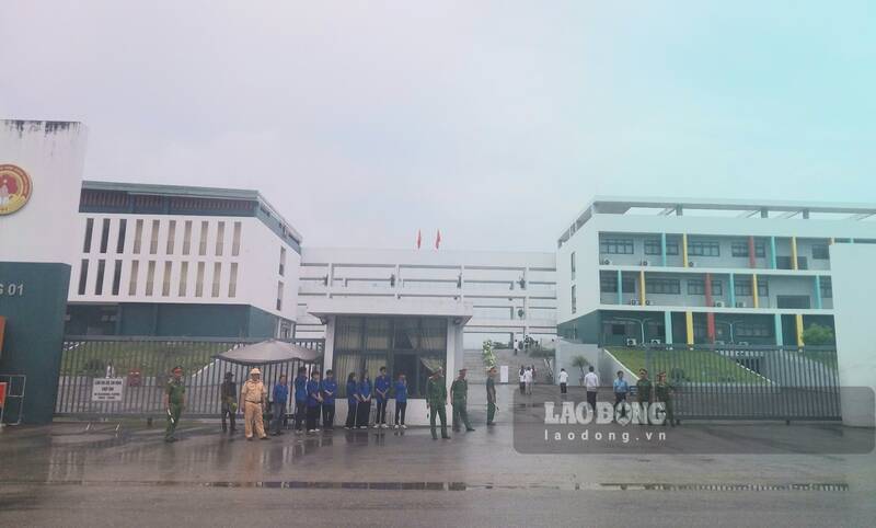 Candidates taking the Math exam at the exam site of Tuyen Quang Specialized High School. Photo: Viet Bac