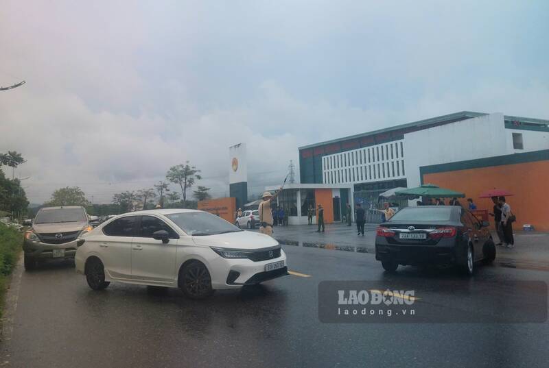 Các lực lượng chức năng phân luồng giao thông phục vụ điểm thi tại Trường THPT Chuyên Tuyên Quang. Ảnh: Việt Bắc