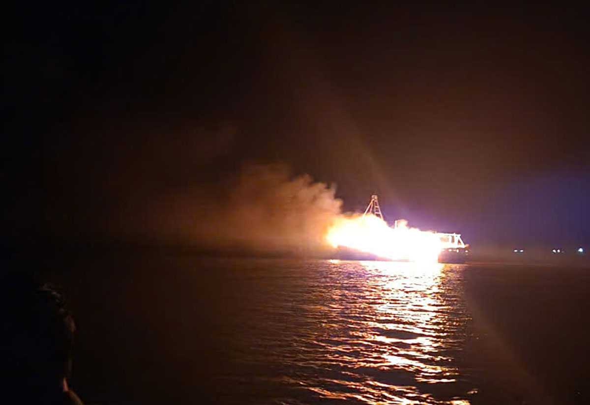 Ship fire at Hong Anh fishing port, Rang Dong commune, Ninh Binh province. Photo: Ninh Binh Provincial Border Guard