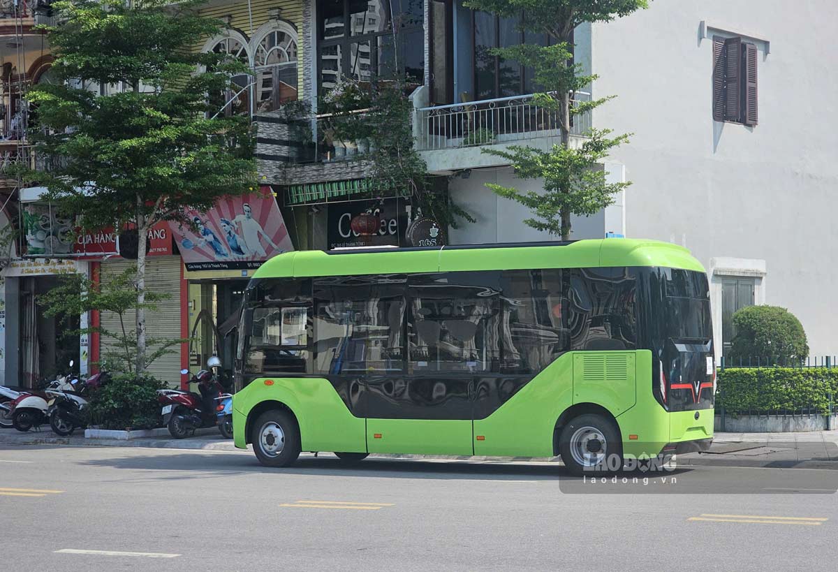 Xe buýt điện chạy qua phường Hồng Gai, tỉnh Quảng Ninh. Ảnh: Đoàn Hưng