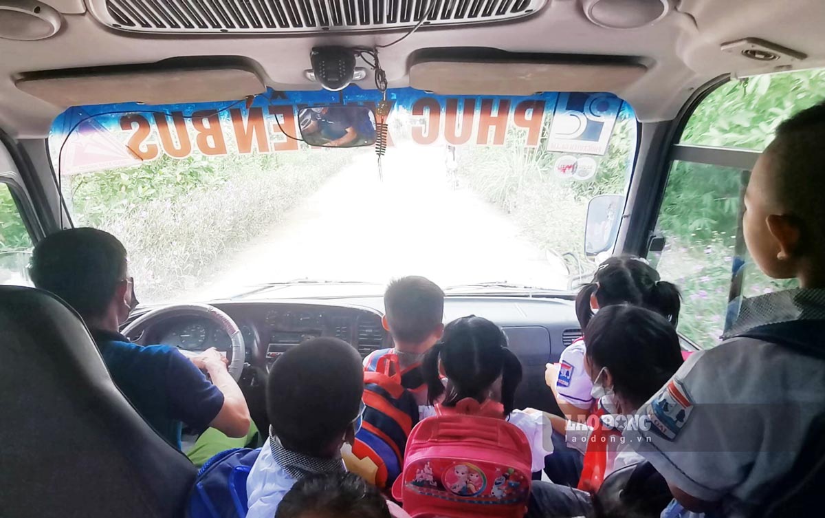 Vu Oai Primary and Secondary School organizes transportation for students to school. Photo: Doan Hung