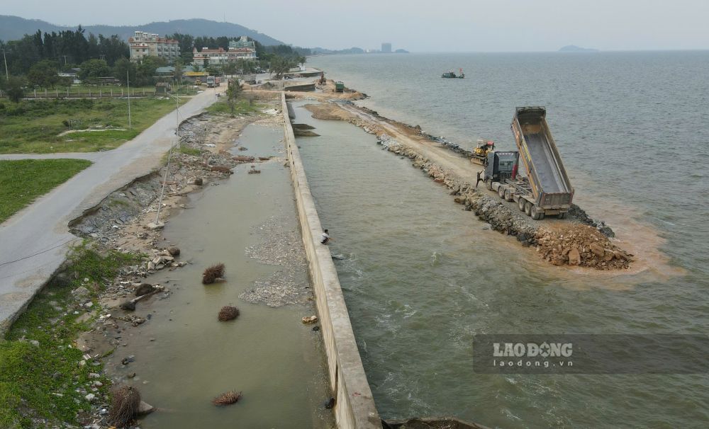 Contractor mobilizes human and material resources to implement the Hai Tien sea dyke emergency treatment project. Photo: Quach Du