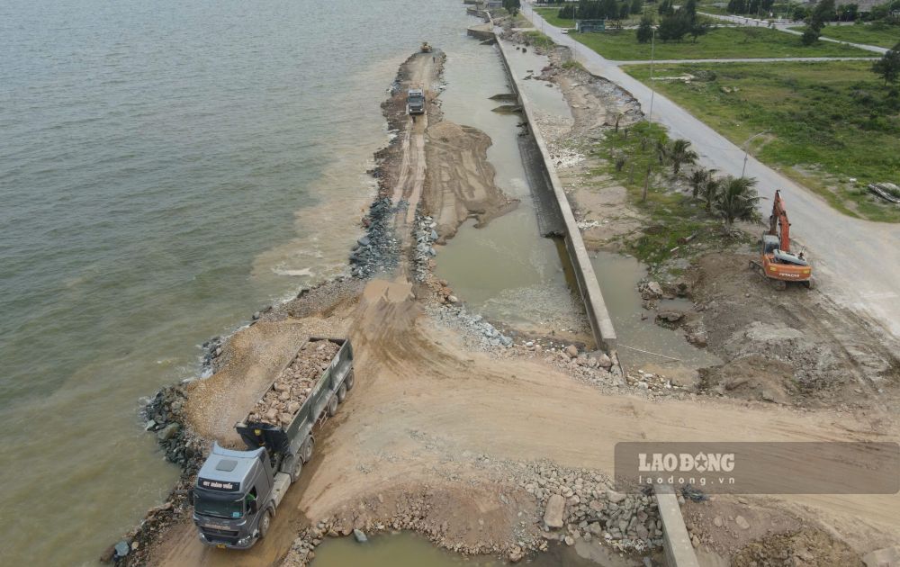 Khẩn trương triển khai dự án xử lý khẩn cấp kè biển Hải Tiến. Ảnh: Quách Du