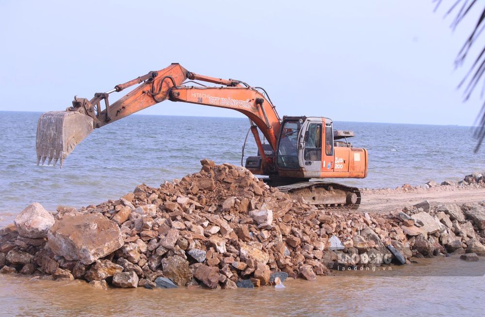 Đơn vị thi công huy động máy móc, phương tiện để thực hiện các hạng mục quan trọng. Ảnh: Quách Du