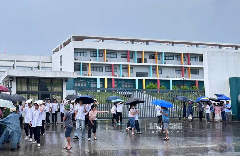 Hơn 320 thí sinh hoàn thành ngày thi đầu tiên tại Trường THPT Chuyên Tuyên Quang. Ảnh: Việt Bắc