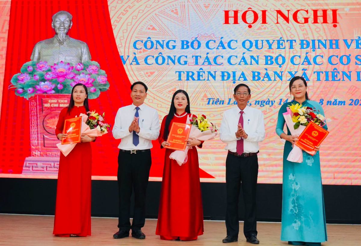 Leaders of Tien Lang commune present decisions on personnel work of schools after the merger. Photo: Tien Lang commune, Hai Phong city