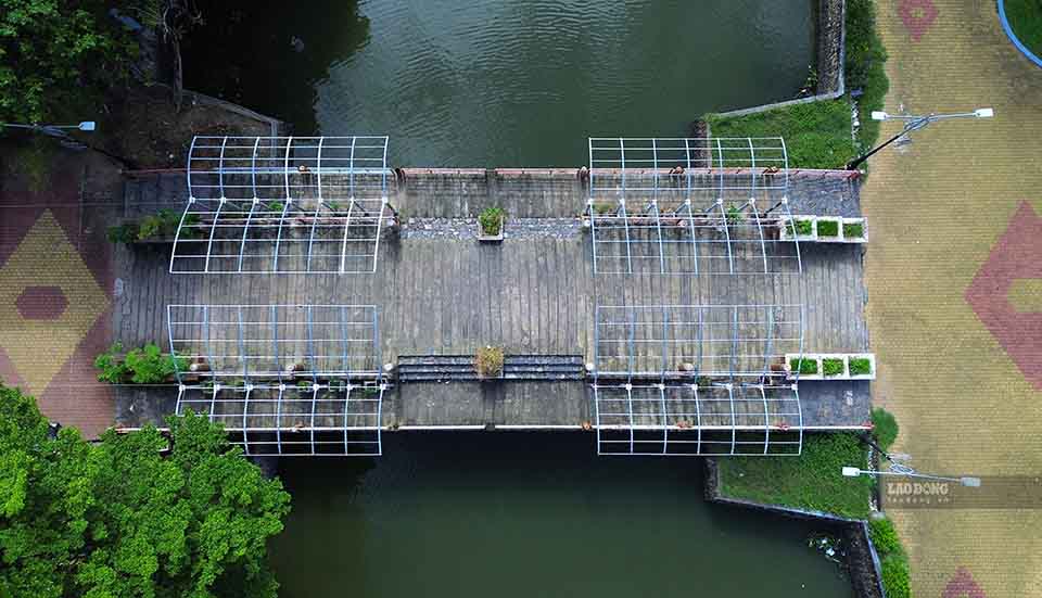 Việc cải tạo được đặt ra trong bối cảnh Công viên Long An đã được xây dựng từ năm 1997 và gắn bó với nhiều thế hệ người dân. Sau thời gian dài sử dụng, nhiều hạng mục công trình đã xuống cấp. Đường dạo, hệ thống thoát nước, chiếu sáng và lan can quanh hồ bị hư hỏng ở nhiều vị trí. Trong khi đó, cây xanh, cảnh quan chưa phong phú và các tiện ích phục vụ người dân còn hạn chế.