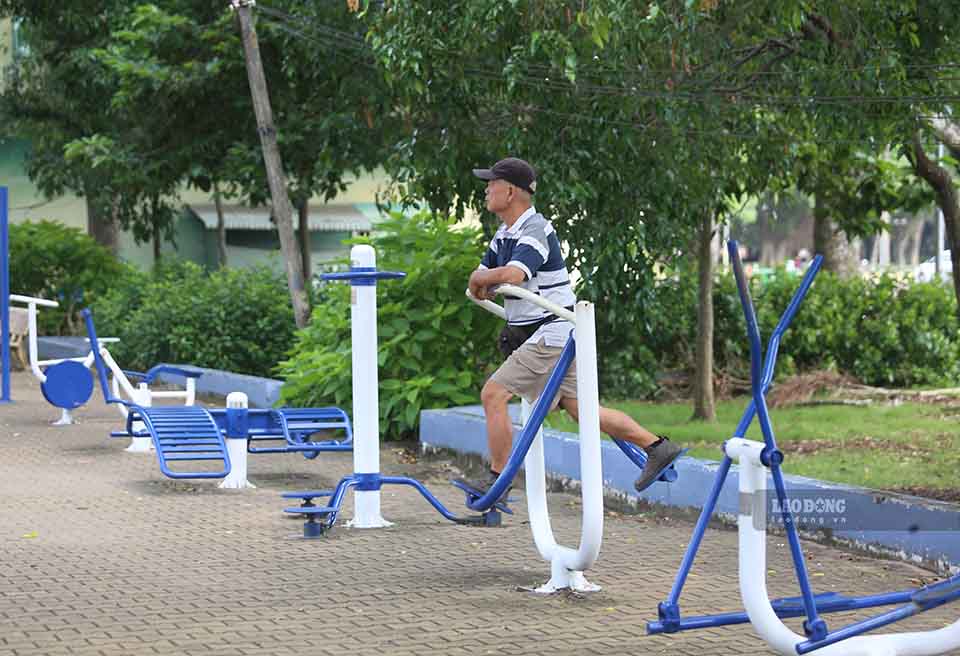 Cùng chung sự kỳ vọng, ông Lý Tấn Hiệp (71 tuổi, xã Thủ Thừa, Tây Ninh) thường xuyên đến tập thể dục và nghỉ chân ở đây, cho biết bản thân rất vui mừng, phấn khởi và mong công trình sớm được khởi công, đồng thời đẩy nhanh tiến độ theo thời gian Nhà nước quy định.