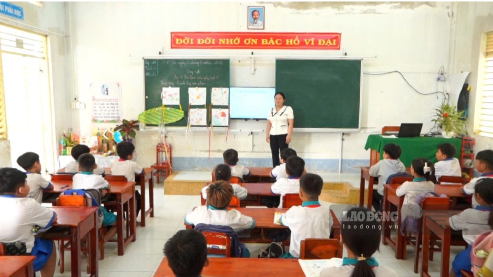 Cô trò trường Tiểu học B Phú Hội. Ảnh: Tạ Quang