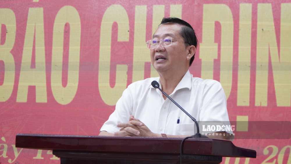 Director of the Department of Education and Training of An Giang province Tran Quang Bao informs about the school arrangement situation in the province. Photo: Nguyen Anh