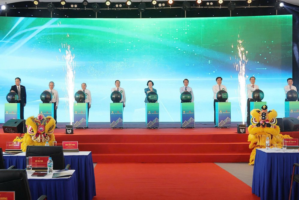 Government leaders and delegates perform the ritual of touching the electronic LED ball for countdown, officially issuing the commencement order for 5 key projects. Photo: Phu Tho Provincial People's Committee