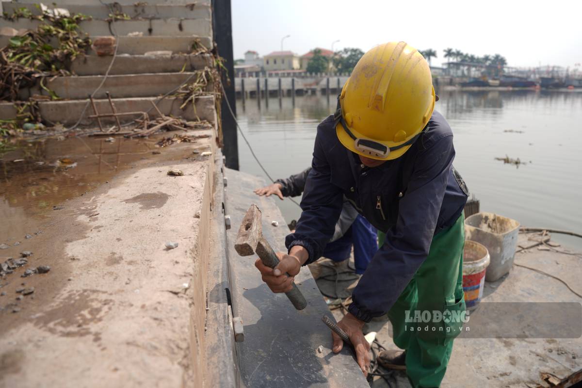 Công nhân lắp đặt