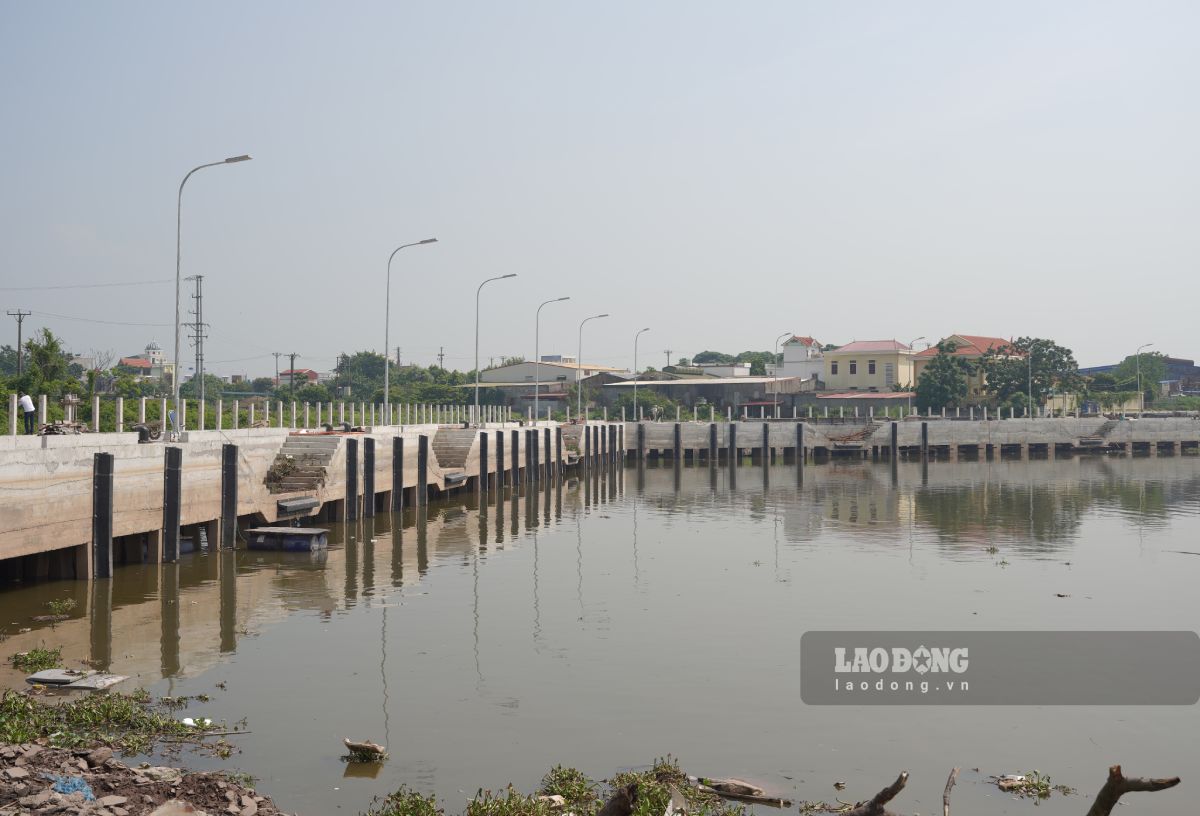 Close-up of the project to dredge the channel into the fishing port, the port area and invest in some items at Tan Son fishing port. Photo: Luong Ha