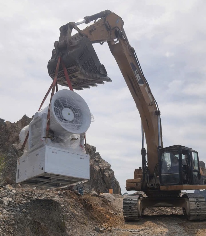 Doanh nghiệp sử dụng hệ thống máy phun sương dập bụi công nghiệp nhằm hạn chế bụi trong quá trình khai thác đá. Ảnh: UBND xã Tuyên Bình
