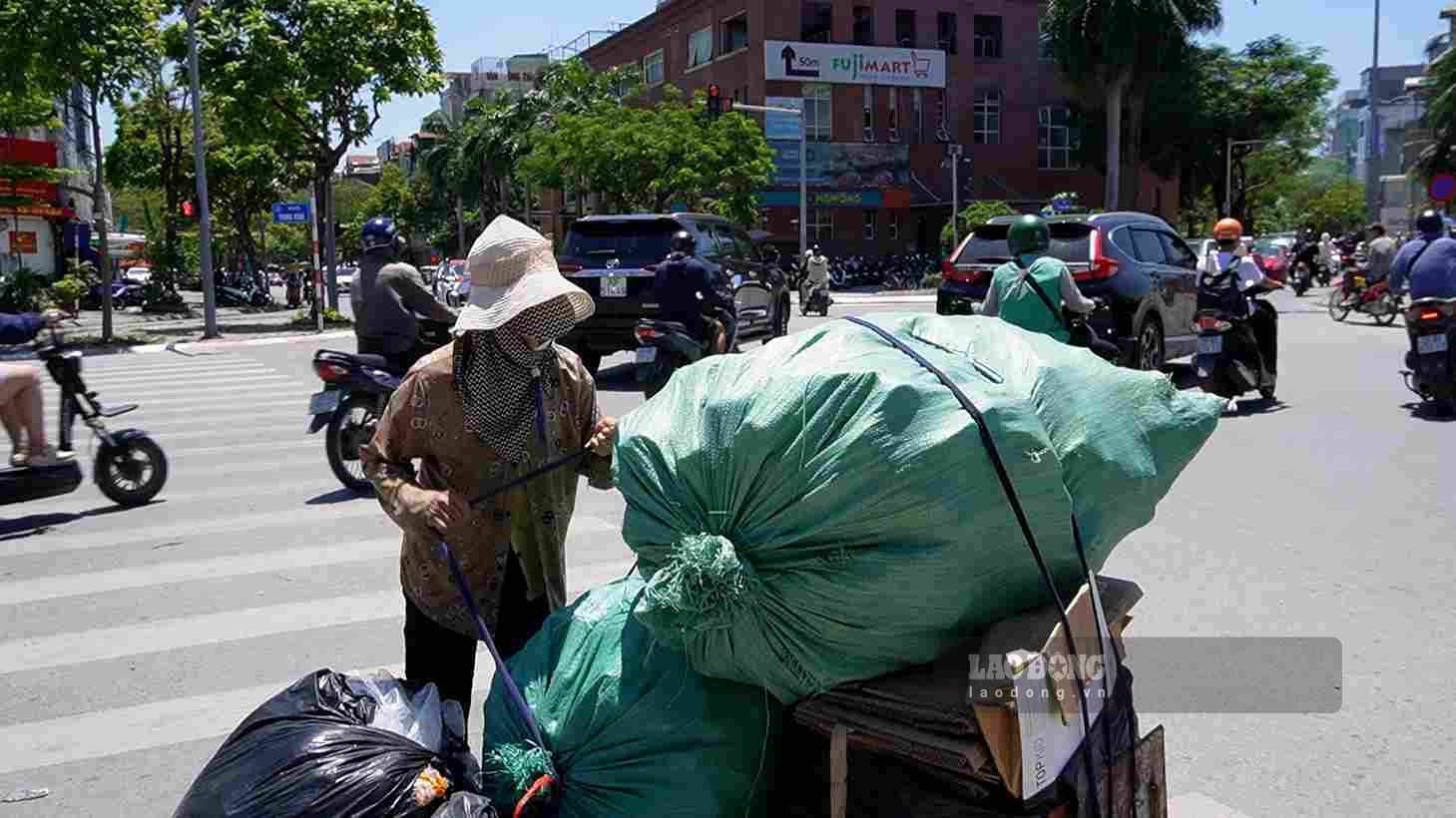 Harsh weather erodes the health of outdoor workers. Photo: An Phuong