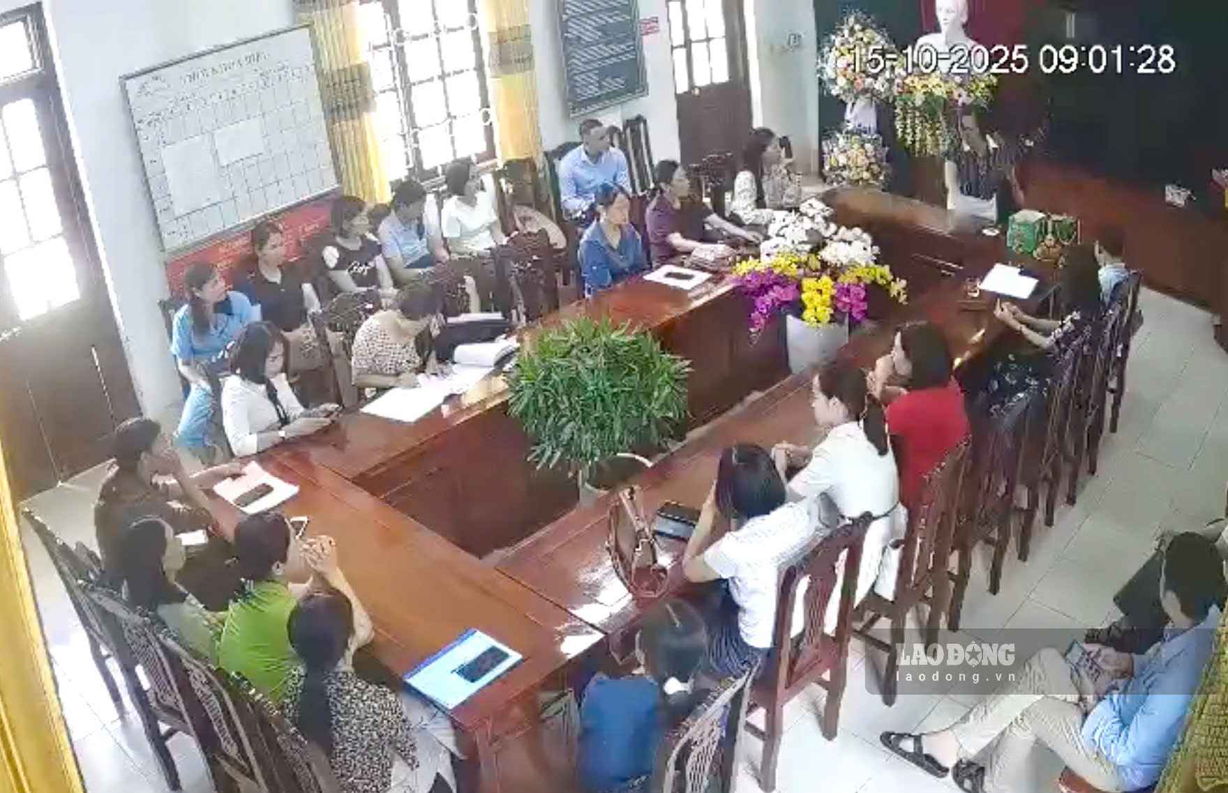 Ms. L.T. H, Principal of Yen Thang Primary School, Ninh Binh province, had inappropriate words and actions at the meeting. Photo: Dieu Anh