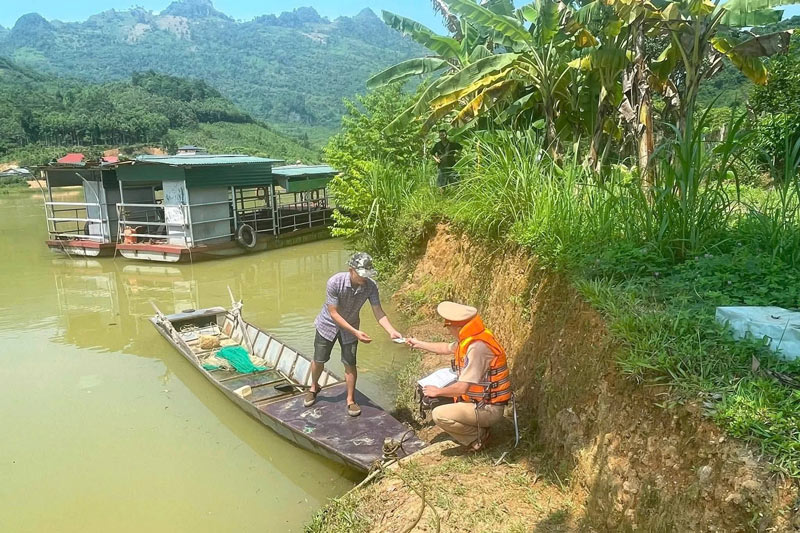 The man was fined 1.5 million VND for not wearing a life jacket on the Chay River. Photo: River Police Team No. 1, Lao Cai Provincial Police
