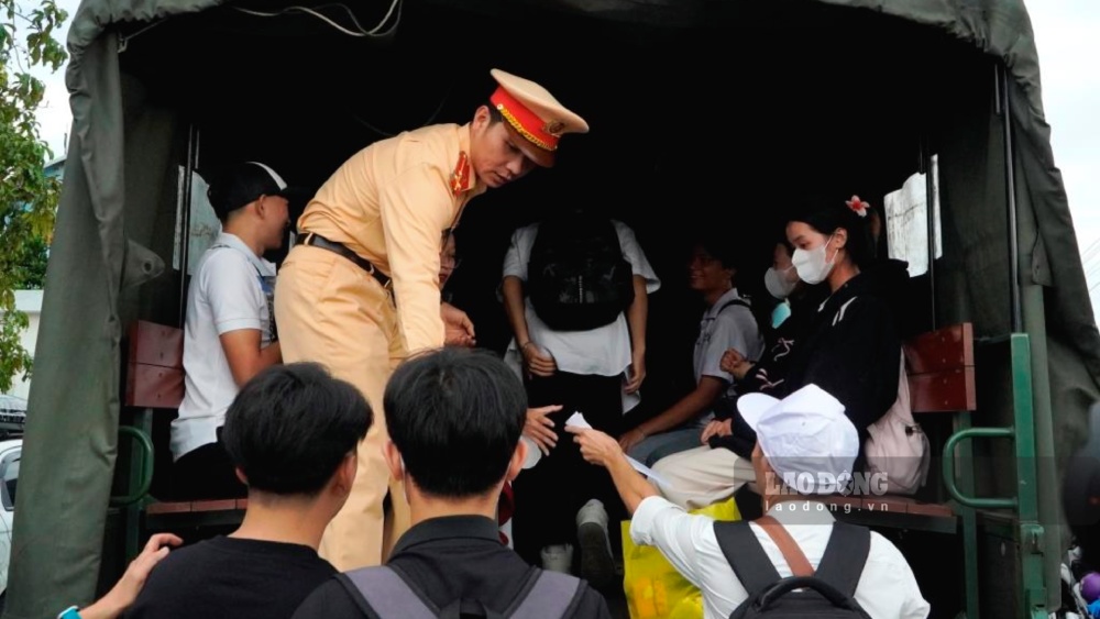 An Giang Provincial Police's motorcade picks up students from the island to the mainland for the graduation exam. Photo: Nguyen Anh