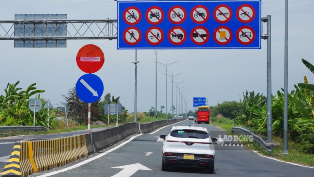 Lo Te - Rach Soi route prohibits motorbikes, rudimentary vehicles... from circulating. Photo: Ta Quang