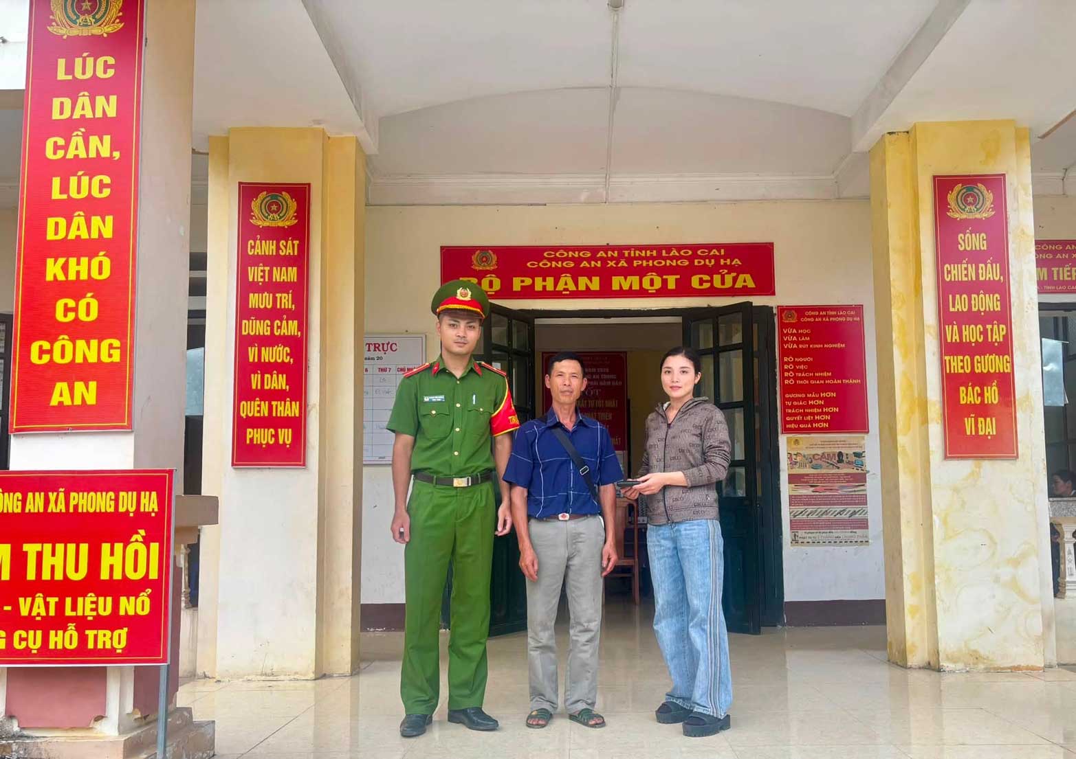 Handover of property in the presence of Phong Du Ha Commune Police. Photo: Lao Cai Provincial Police