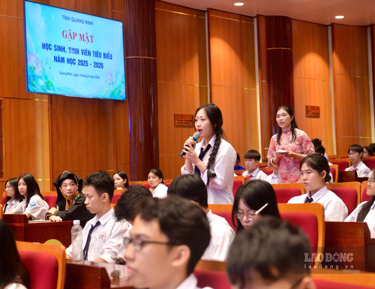 Học sinh đặt câu hỏi với lãnh đạo tỉnh Quảng Ninh. Ảnh: Nguyễn Hùng