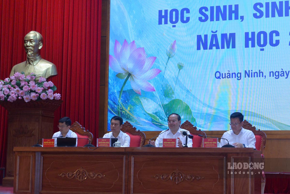 Quang Ninh Provincial Party Secretary Quan Minh Cuong (2nd from right) dialogues with students. Photo: Nguyen Hung