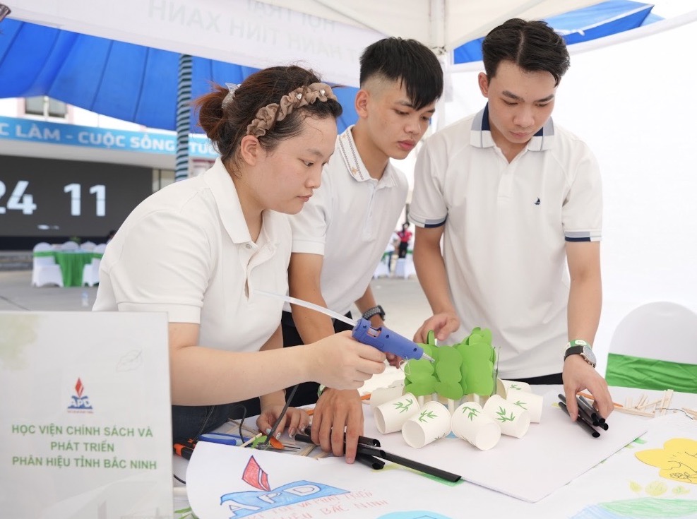 Through STEM projects and environmental problems, vocational school students are directly designed and tested with solutions, thereby practicing professional skills. Photo: Organizing Committee