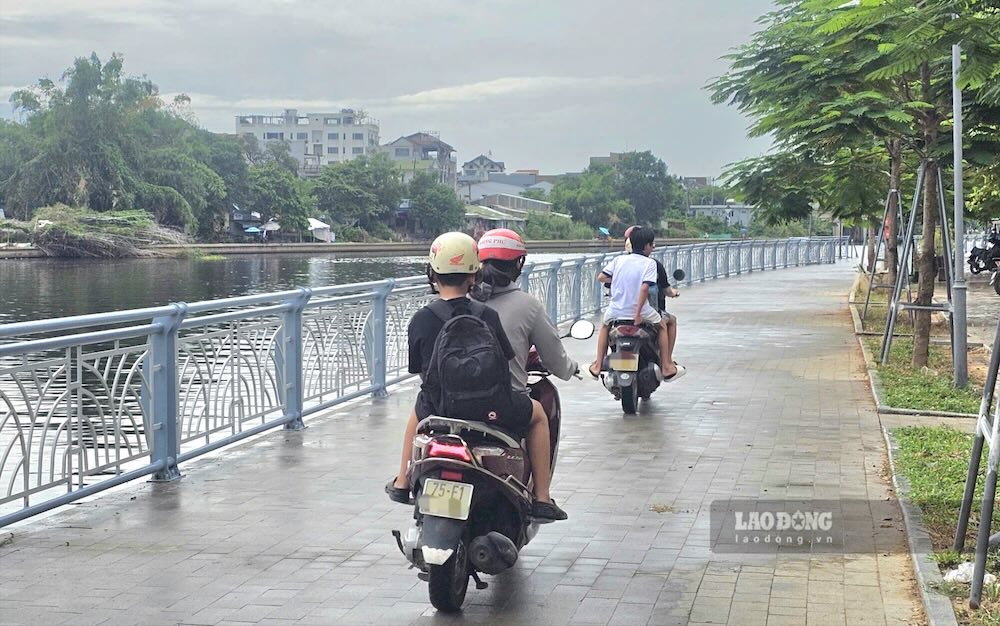 Nhiều xe máy đi vô tư đi vào đường đi bộ ven sông Như Ý. Ảnh: Phúc Đạt