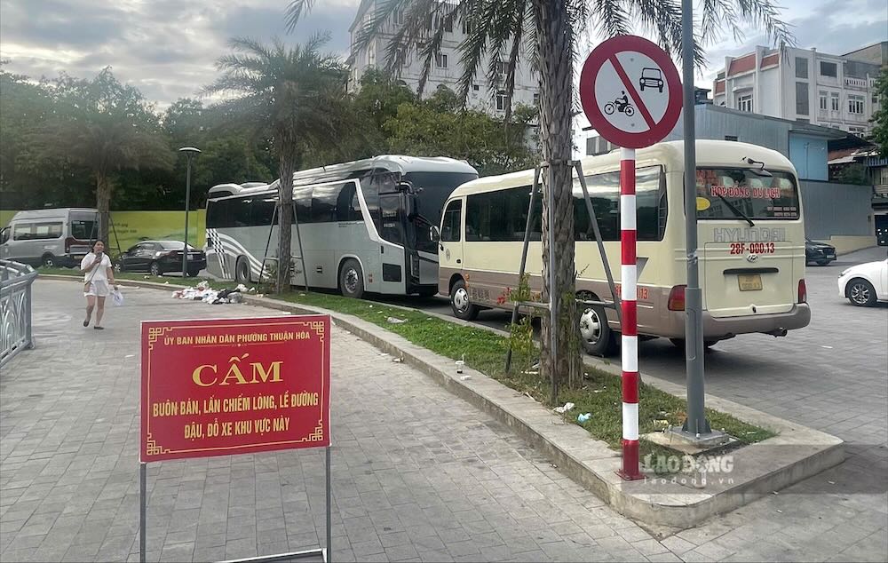 Functional agencies install signs prohibiting cars and motorbikes from entering pedestrian paths. Photo: Phuc Dat