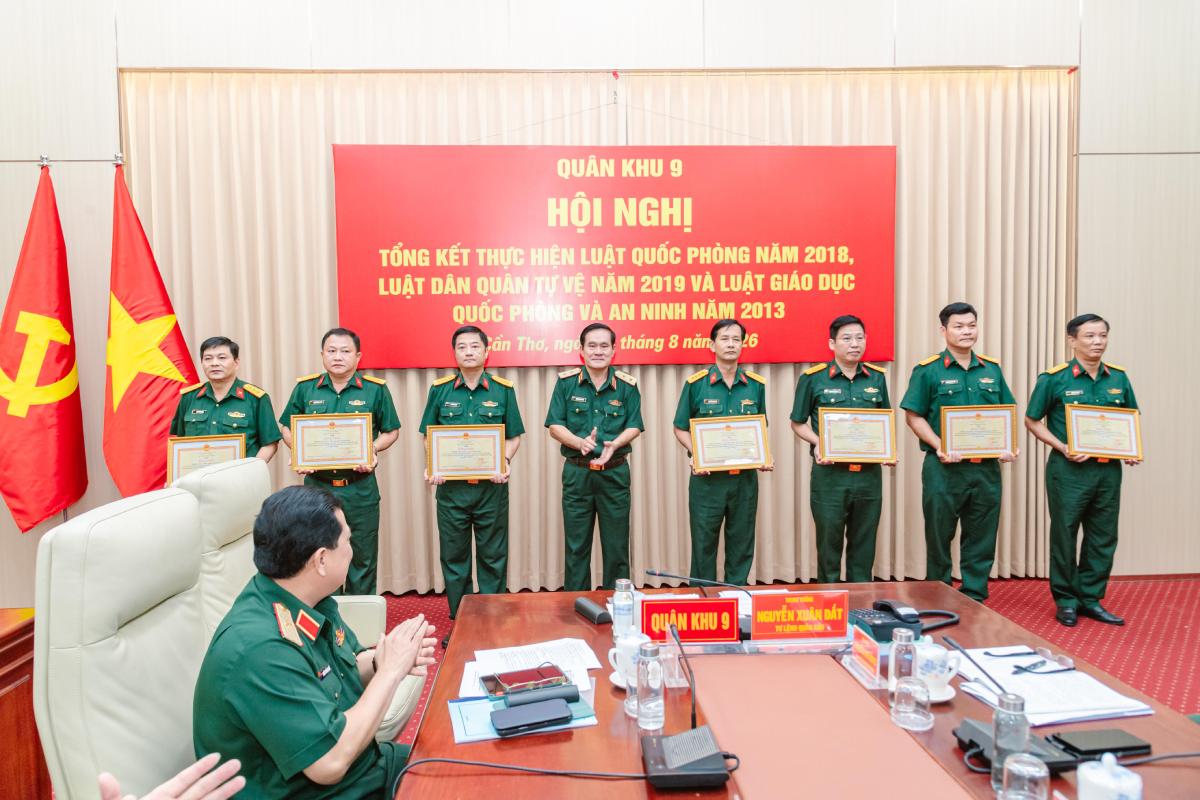 Military Region awards certificates of merit to collectives with outstanding and typical achievements. Photo: Military Region 9