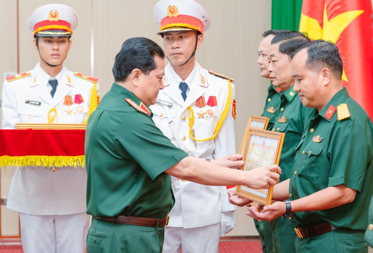 Thiếu tướng Chiêm Thống Nhất - Ủy viên Trung ương Đảng, Ủy viên Quân ủy Trung ương, Phó Tư lệnh kiêm Tham mưu trưởng Quân khu, tặng bằng khen các cá nhân có thành tích xuất sắc, tiêu biểu. Ảnh: Quân khu 9