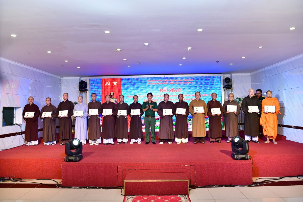 Từ năm 2013 đến nay, Quân khu đã tổ chức bồi dưỡng 227 lớp đối tượng chức sắc, chức việc. Ảnh: Quân khu 9