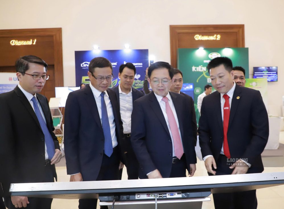 Member of the Party Central Committee, Deputy Prime Minister Ho Quoc Dung visits booths displaying typical products and technologies at the forum Breakthrough productivity based on science, technology, innovation and digital transformation for Vietnam to move quickly towards the vision of 2045. Photo: Ha Nam