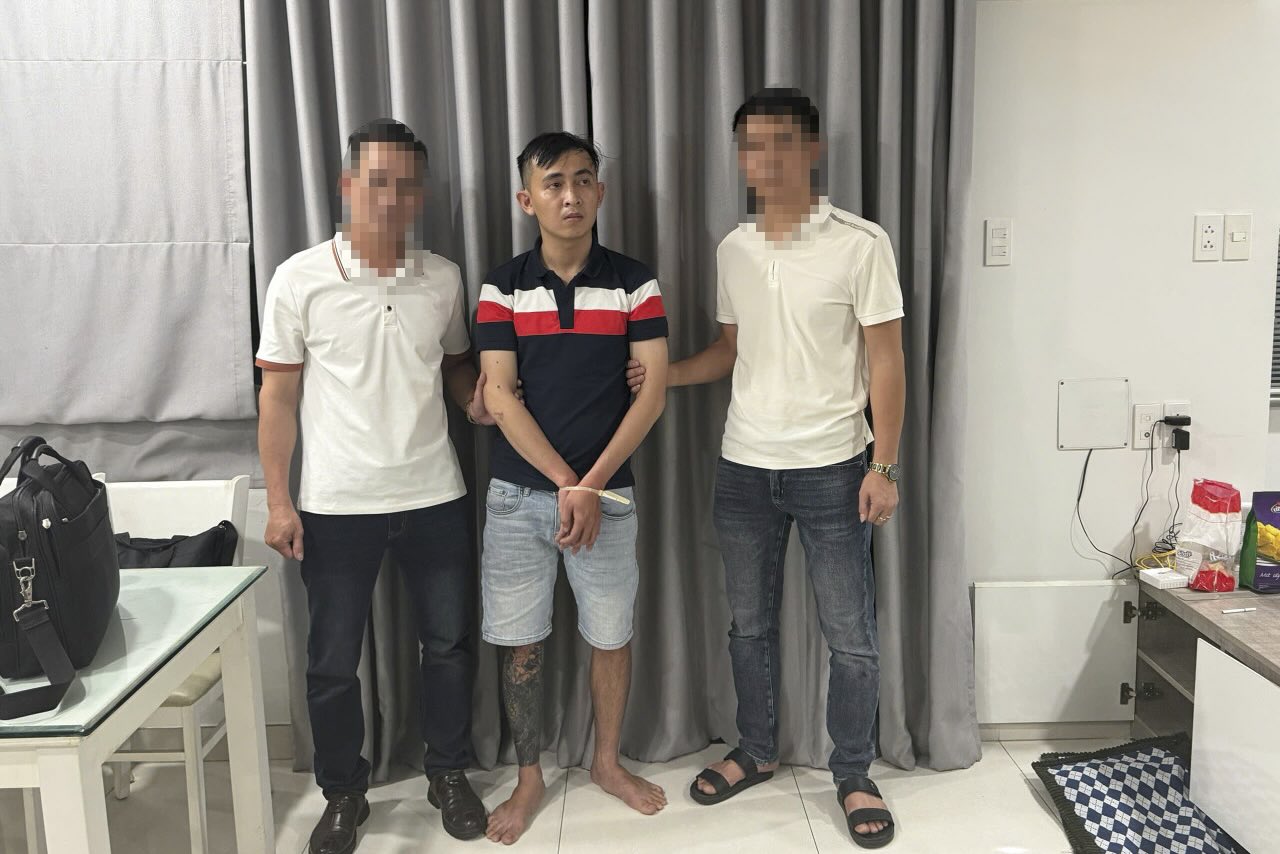 Đối tượng truy nã bị lực lượng chức năng bắt giữ. Ảnh: Công an tỉnh Quảng Trị
