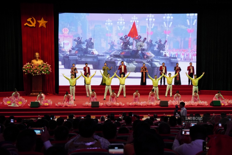 Tiết mục văn nghệ tại chương trình gặp mặt, biểu dương trưởng ban công tác mặt trận tiêu biểu tỉnh Lào Cai. Ảnh: Đinh Đại