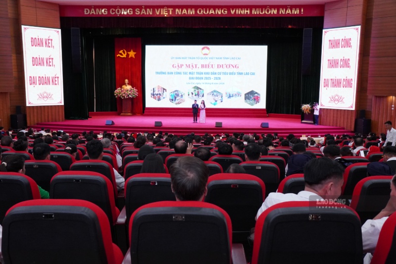 Delegates attending the meeting program, praising the typical head of the Fatherland Front Committee of Lao Cai province. Photo: Dinh Dai