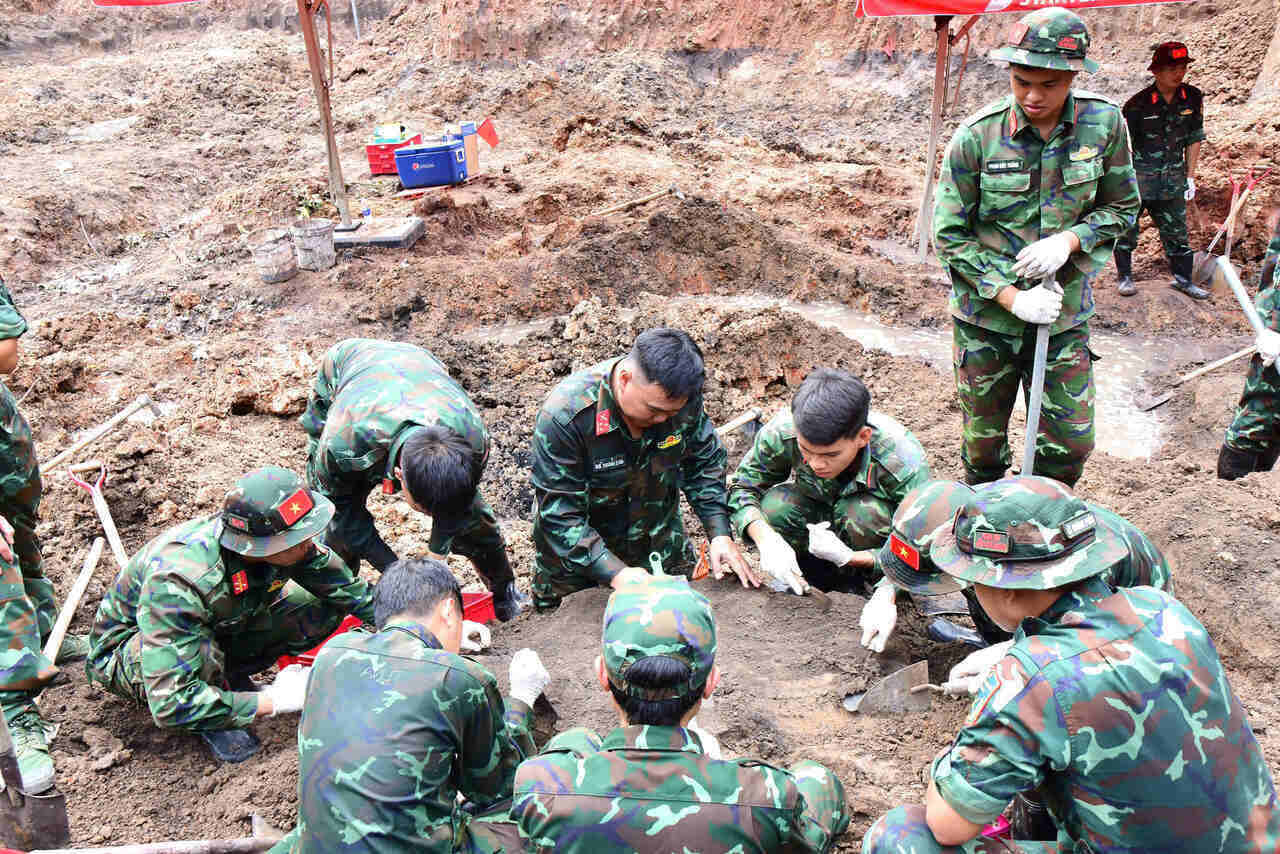 Functional forces deploy search and repatriation of martyrs' remains on August 14. Photo: Ho Chi Minh City Command