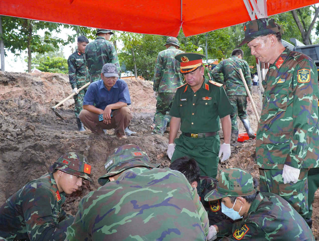 Thiếu tướng Nguyễn Thành Trung - Chính ủy Bộ Tư lệnh TPHCM - kiểm tra công tác tìm kiếm, quy tập hài cốt liệt sĩ tại Công viên Lê Thị Riêng ngày 14.8.2026. Ảnh: Bộ Tư lệnh TPHCM