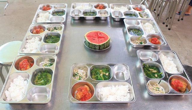 Las instituciones educativas deben implementar la transparencia y la divulgación pública diaria de información a los padres de los estudiantes sobre las unidades que proporcionan comidas, ingredientes y bandejas de comida reales para monitorear y supervisar. Foto: VGP