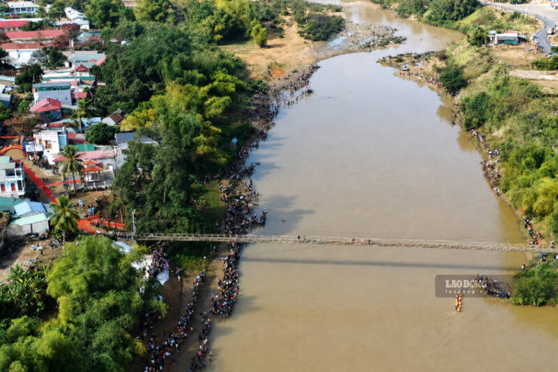 The Ma River is about to have another solid bridge worth more than 56 billion VND connecting Chieng Cang village with Keo village, Muong Hung commune. Photo: Truong Son