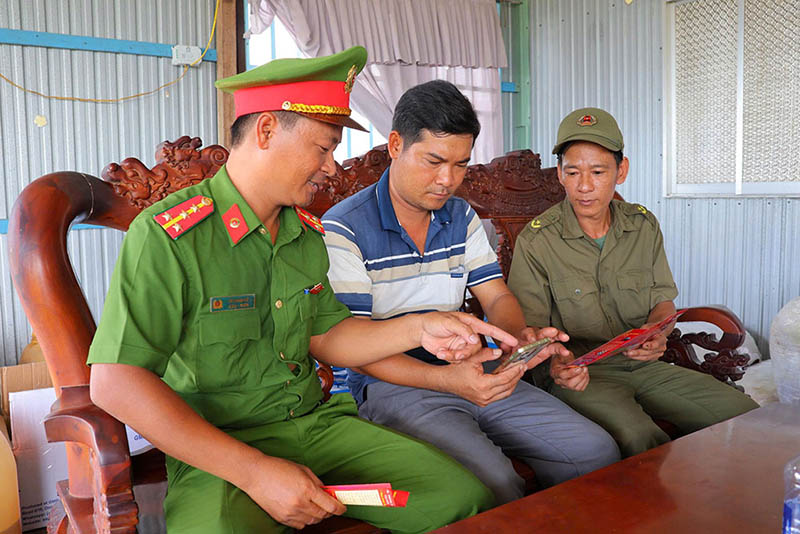 Hướng dẫn người dân thực hiện các thủ tục hành chính trên VNeID. Ảnh: Cổng TTĐT tỉnh Đồng Tháp
