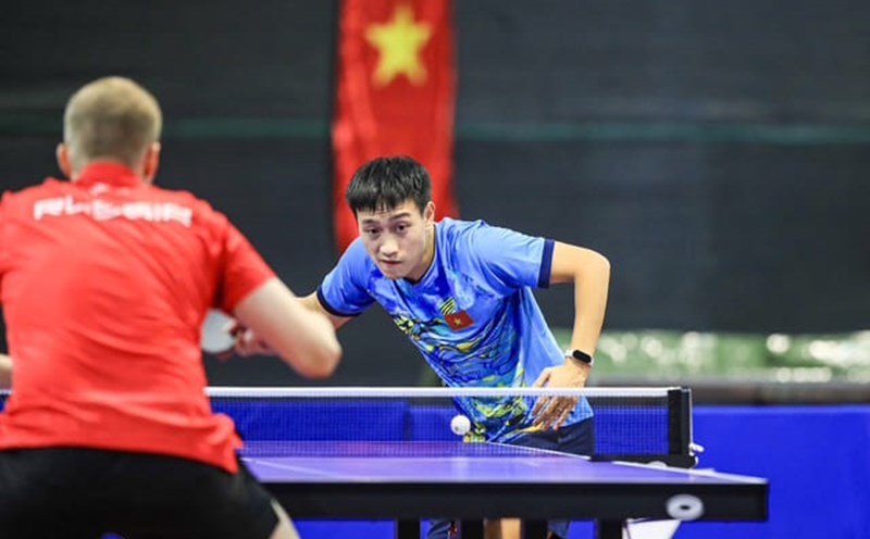 Tay vợt Nguyễn Anh Tú của đội bóng bàn Hà Nội đã cùng đồng đội có huy chương vàng. Ảnh: Minh Dân