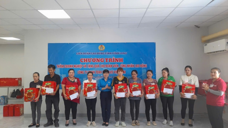 Vinh Long Trade Union presents gifts and encourages workers in difficult circumstances at TERA SURPLUS Vietnam Company. Photo: Vinh Long Labor Federation