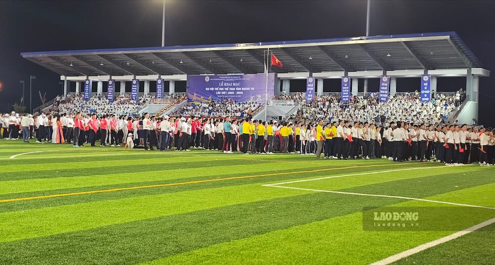 Toàn cảnh các đoàn vận động viên và khán giả tham dự lễ khai mạc Đại hội Thể dục thể thao tỉnh Quảng Trị tại sân vận động. Ảnh: Nguyễn Luân.