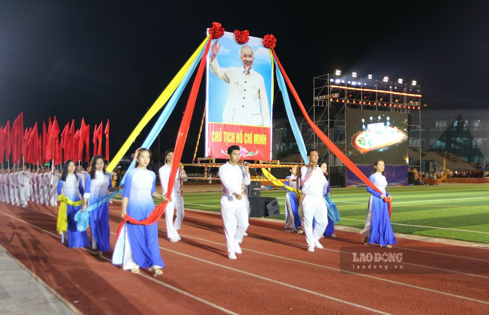 The procession of President Ho Chi Minh's photo and the parade at the opening ceremony of the Quang Tri Provincial Sports Festival. Photo: Nguyen Luan.